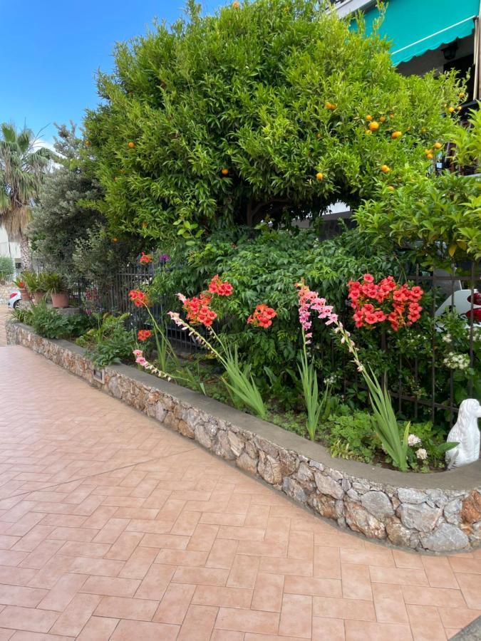 Apartment Aurora & Nicole Ideal Per Biker Con Terazza Vista Mare Parcheggio E Wi-Fi Gratuiti Pietra Ligure Ngoại thất bức ảnh