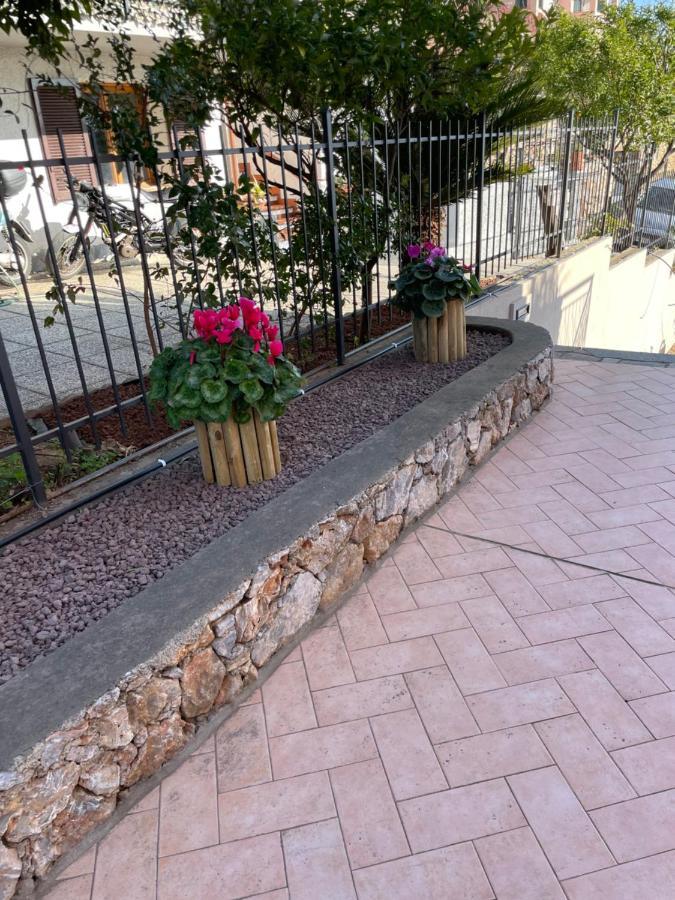 Apartment Aurora & Nicole Ideal Per Biker Con Terazza Vista Mare Parcheggio E Wi-Fi Gratuiti Pietra Ligure Ngoại thất bức ảnh