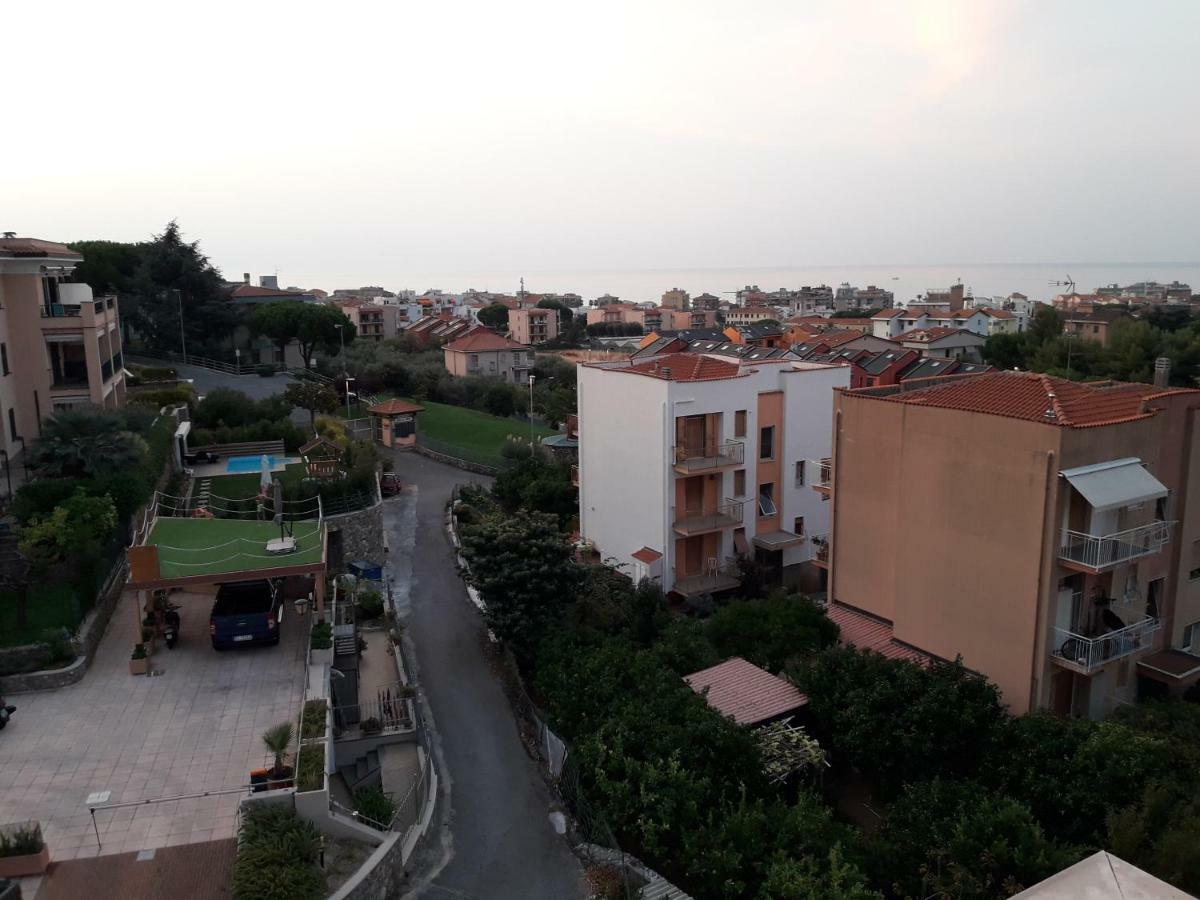 Apartment Aurora & Nicole Ideal Per Biker Con Terazza Vista Mare Parcheggio E Wi-Fi Gratuiti Pietra Ligure Ngoại thất bức ảnh